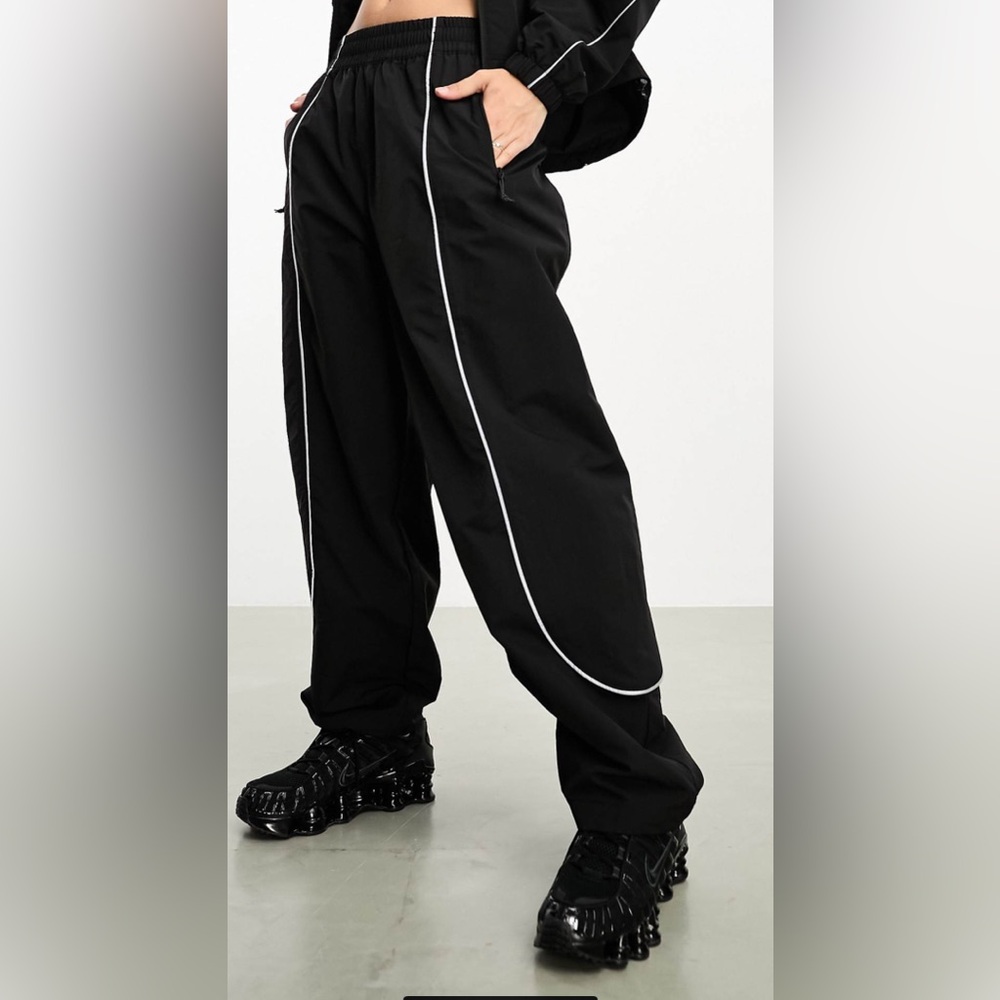 NWT The North Face Black Tek Piping Wind Pant